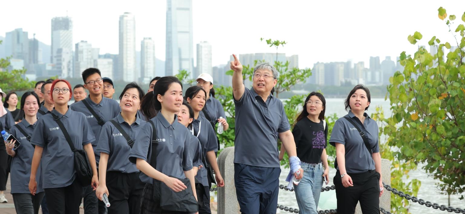 春风中的行走与思念——深圳大学开展“行走的思政课”